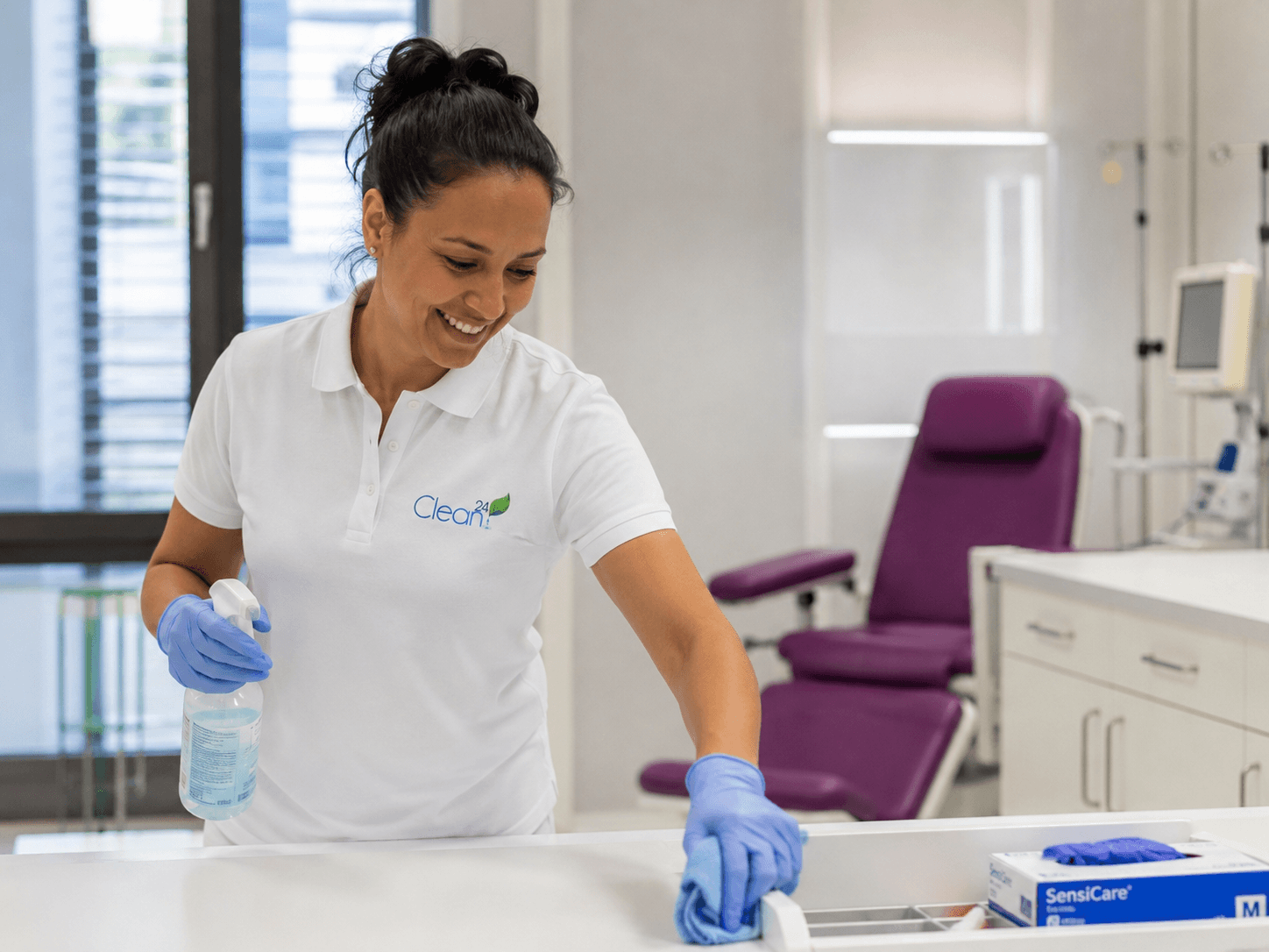 Clean24 Mitarbeiterin bei der Reinigung eines Behandlungsraums.