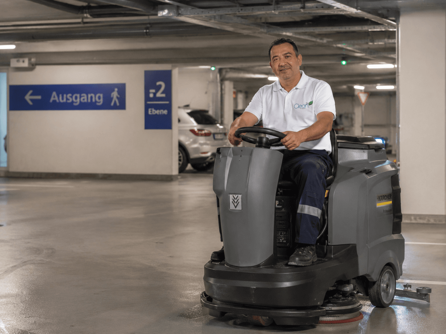 Clean24 Mitarbeiter bei der maschinellen Reinigung eines Parkhauses.