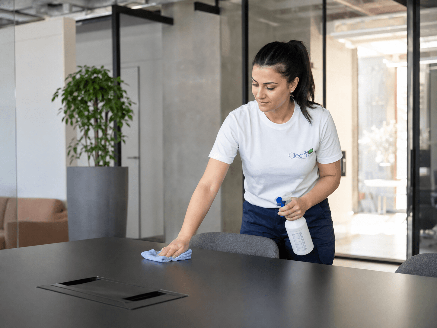 Clean24 Unterhaltsreinigung in einer modernen Arbeitsumgebung.