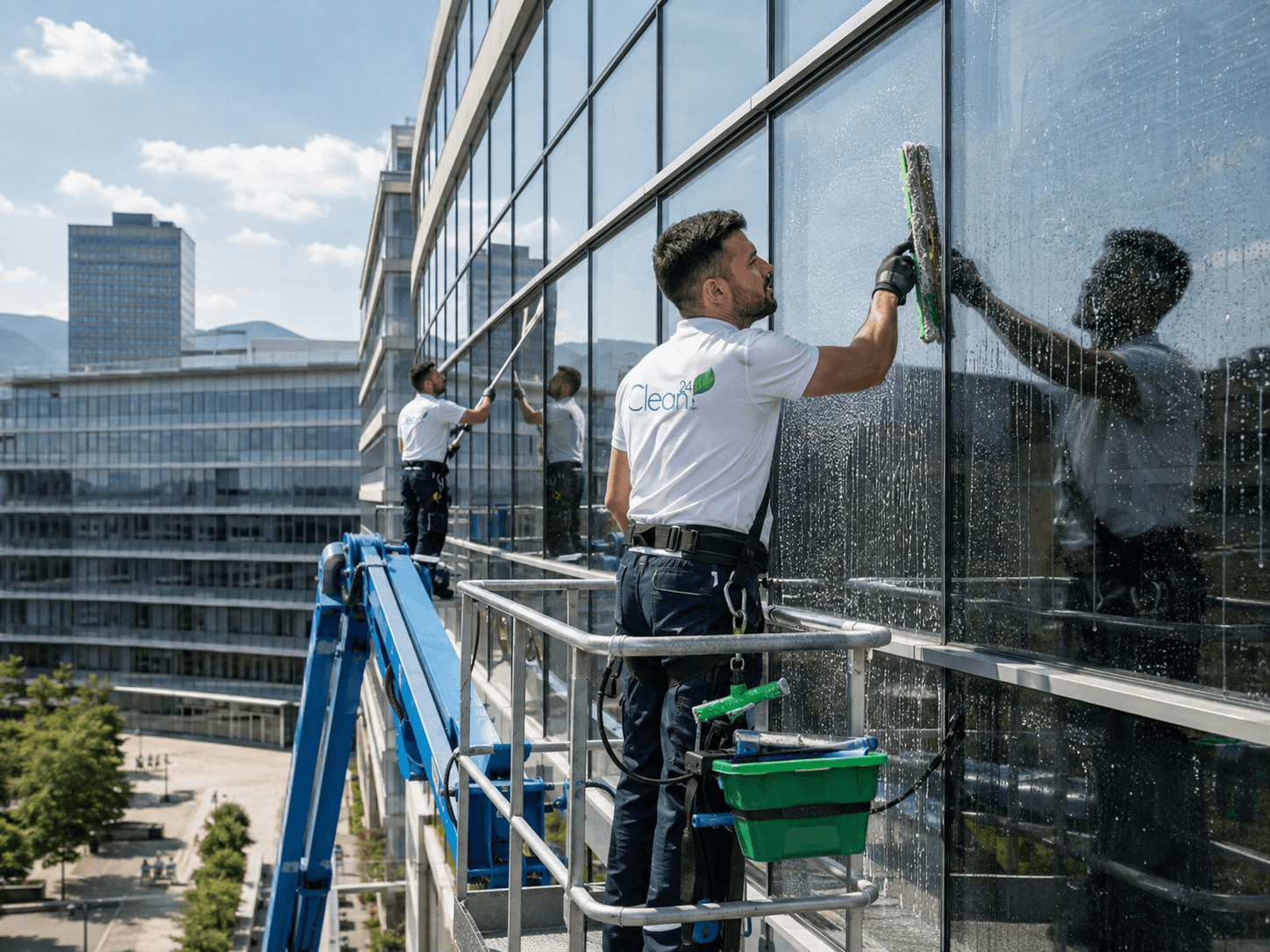 Clean24 Mitarbeiter bei einer Spezialreinigung an einer langen Glasfassade.