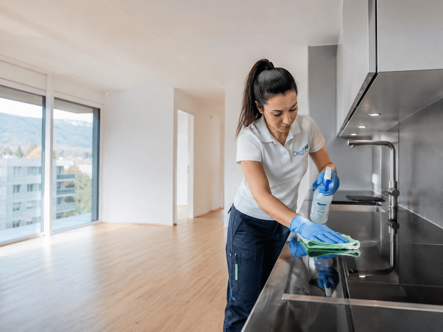 Clean24 Mitarbeiterin bei der gründlichen Reinigung vor einer Wohnungsübergabe.